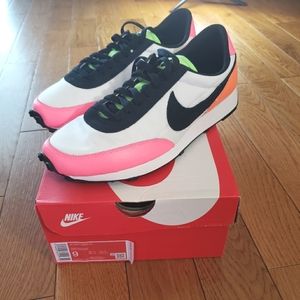 Women Nike Daybreak Sneakers SZ. 9